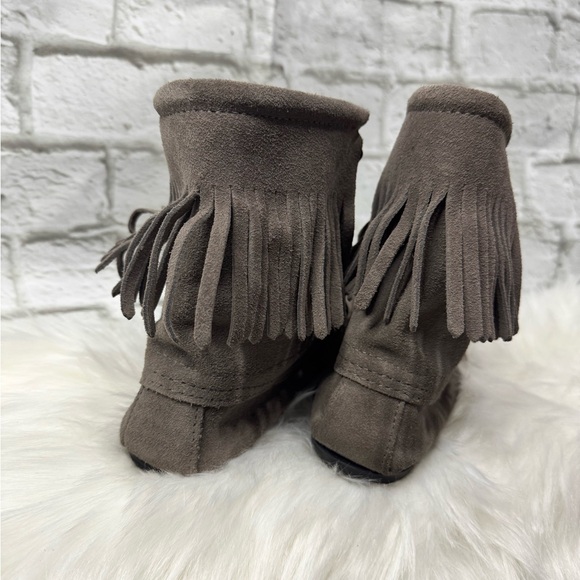 Minnetonka - Lace-Up Flat Ankle Boots with Fringe in Gray Suede - Women Size 8 - Picture 5 of 7